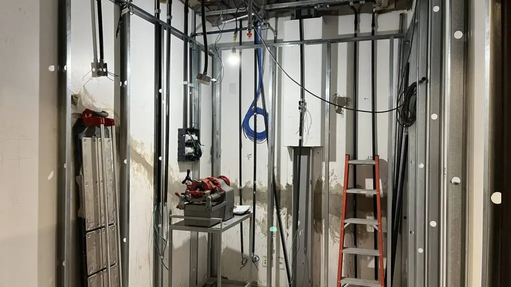 Obra comercial em execução em Rio Branco, Acre: estrutura de drywall, instalações elétricas e de dados
