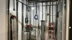 Obra comercial em execução em Rio Branco, Acre: estrutura de drywall, instalações elétricas e de dados